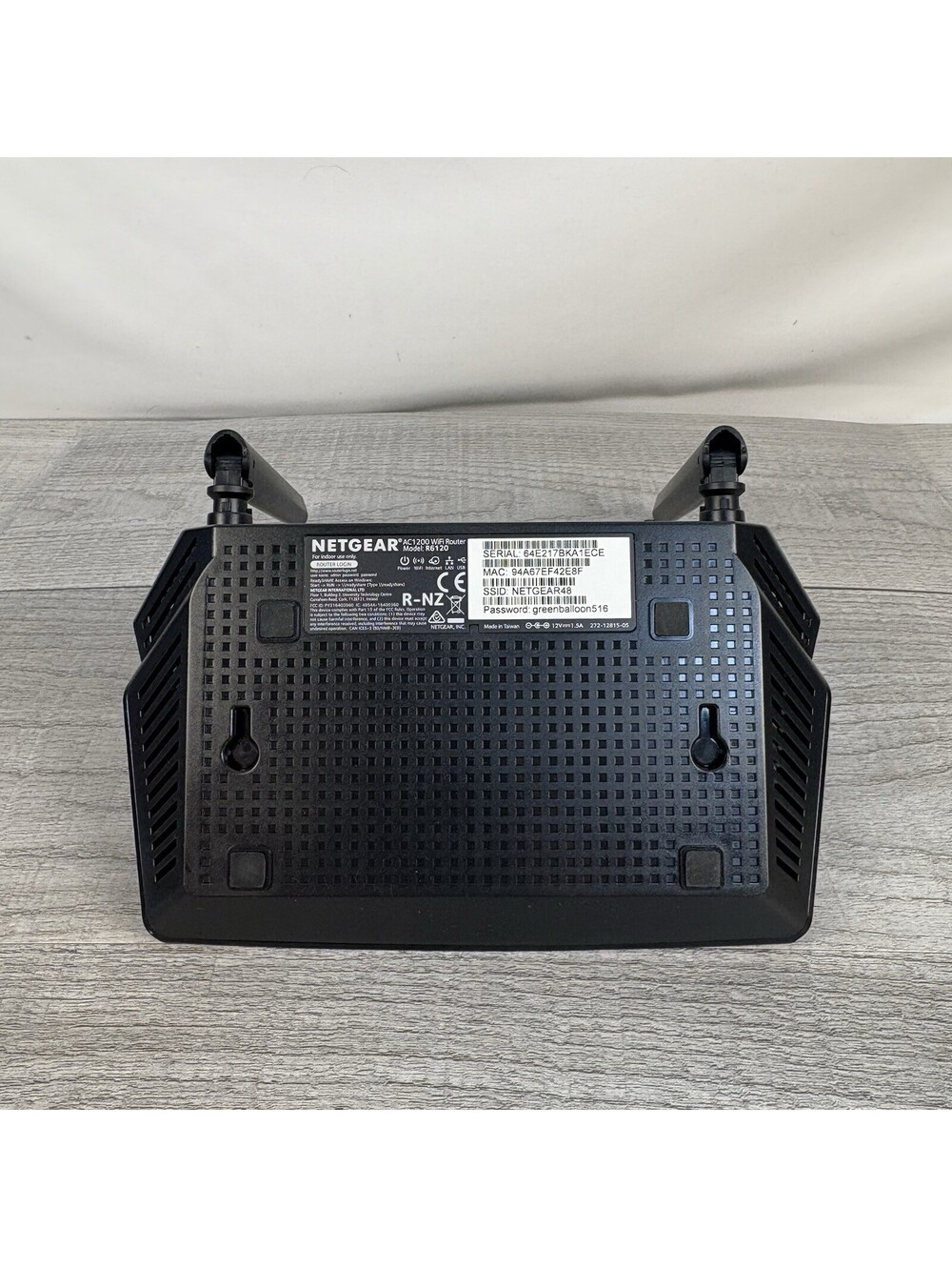 NETGEAR AC1200 Dual Band WiFi Router (Model R6120) w/ Power Adapter & Cable - Picture 6 of 8